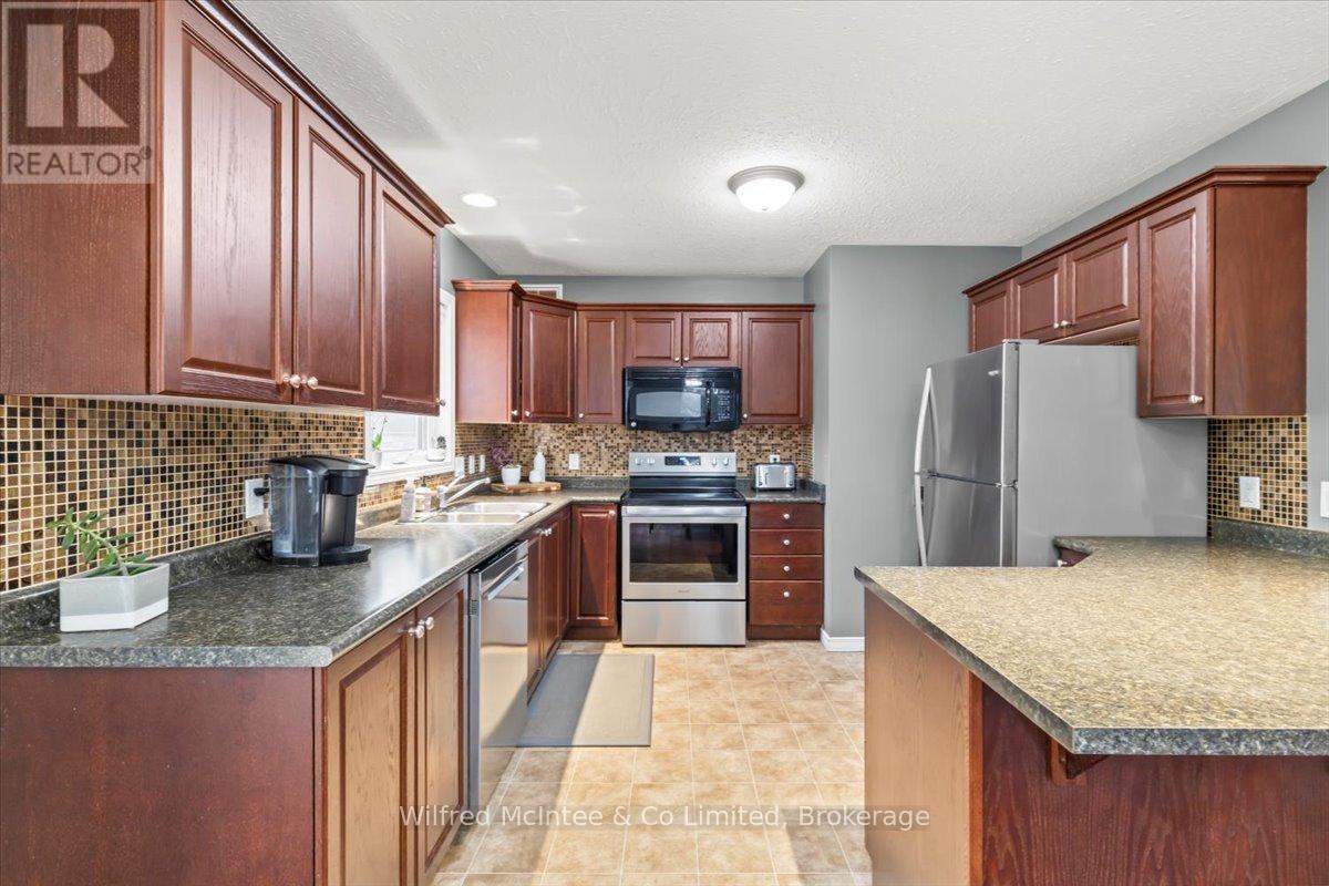 9 Malcolm Street, Huron-Kinloss, Ontario  N0G 2R0 - Photo 11 - X12185414