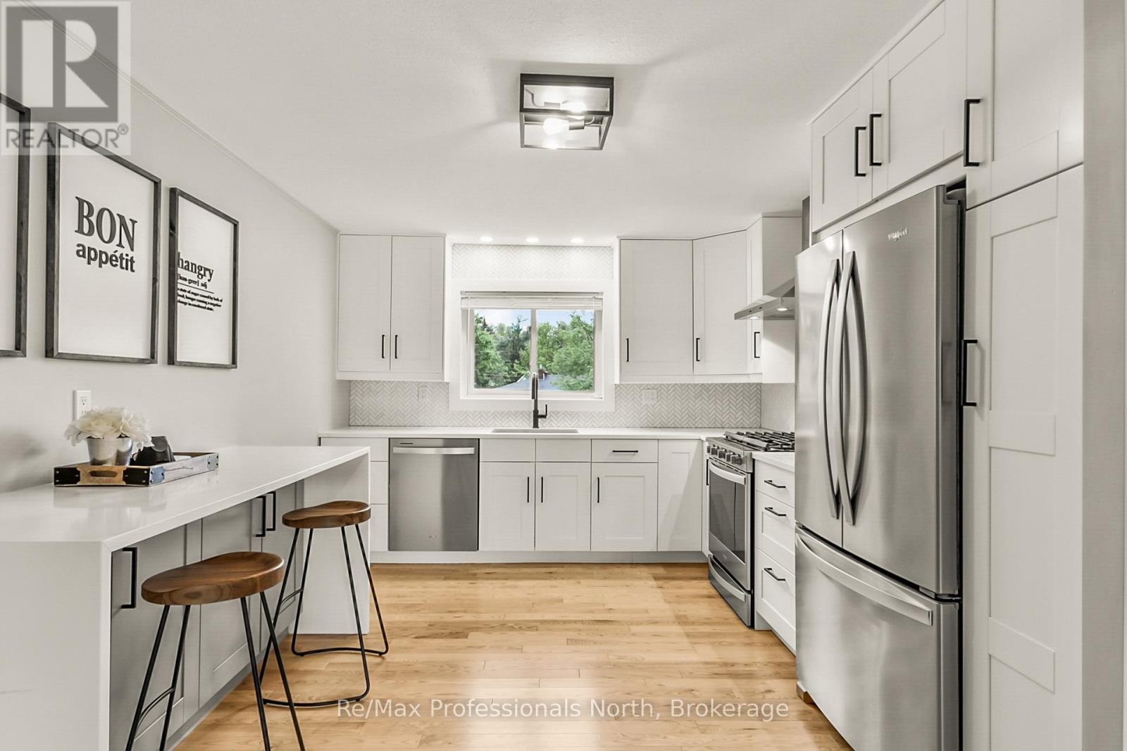 945 Muskoka Beach Road, Gravenhurst, Ontario  P1P 1A3 - Photo 6 - X12188320