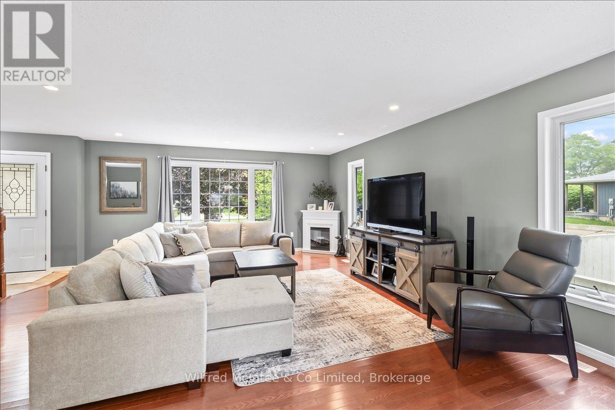 9 Malcolm Street, Huron-Kinloss, Ontario  N0G 2R0 - Photo 6 - X12185414