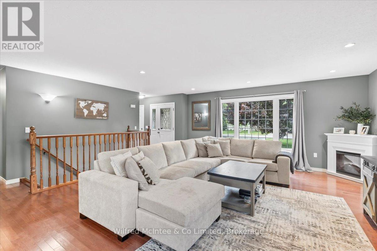 9 Malcolm Street, Huron-Kinloss, Ontario  N0G 2R0 - Photo 8 - X12185414