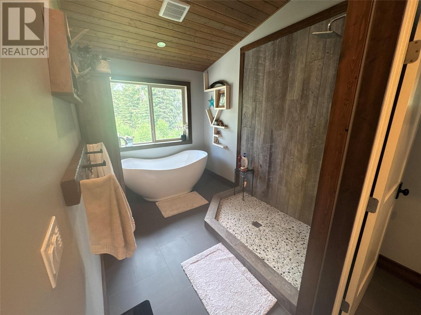 7717 JAFFRAY-BAYNES LAKE RD Road, Jaffray, BC V0B1T0