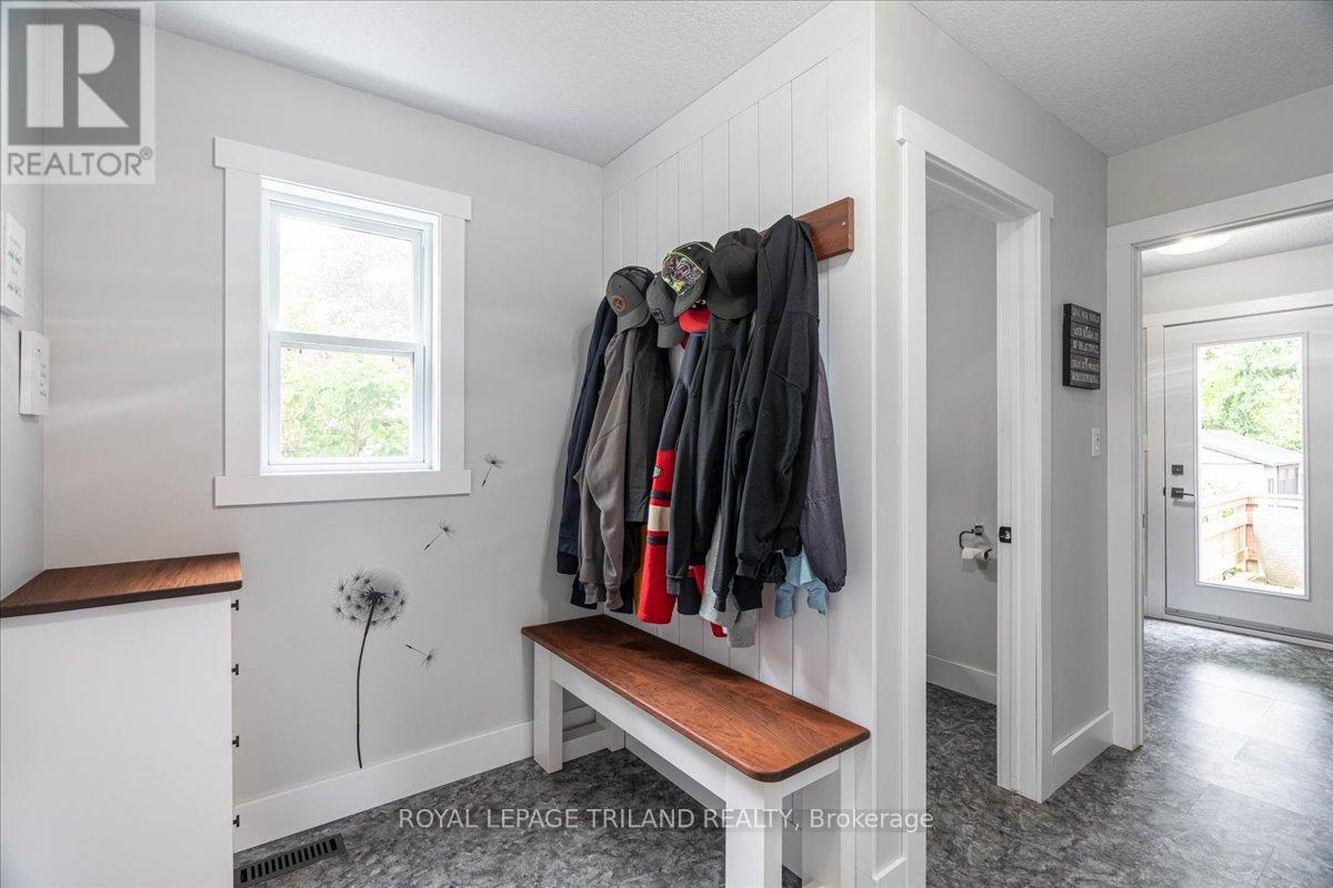 215 Deruiter Drive, Strathroy-Caradoc (Ne), Ontario  N7G 4A6 - Photo 15 - X12188467