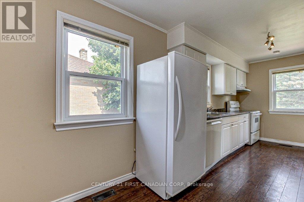 Photo 15 of 32 for 1598 Hansuld Street