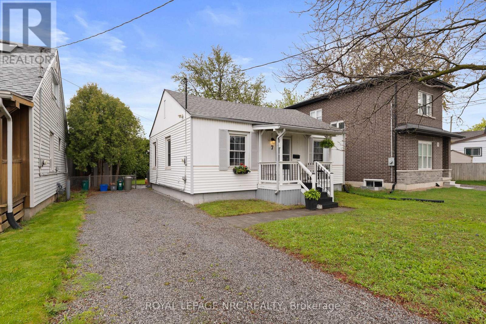 7 Lancaster Avenue, St. Catharines, Ontario  L2R 2R5 - Photo 2 - X12188532
