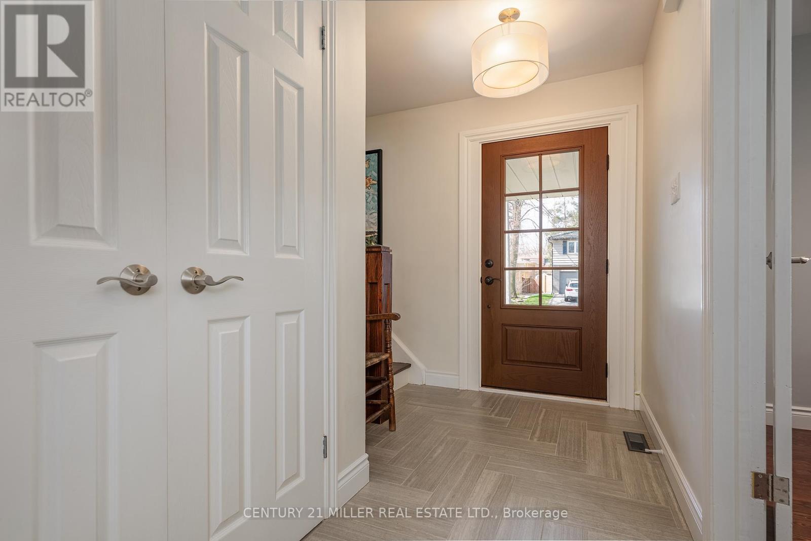411 Canterbury Crescent, Oakville, Ontario  L6J 5K8 - Photo 3 - W12108771
