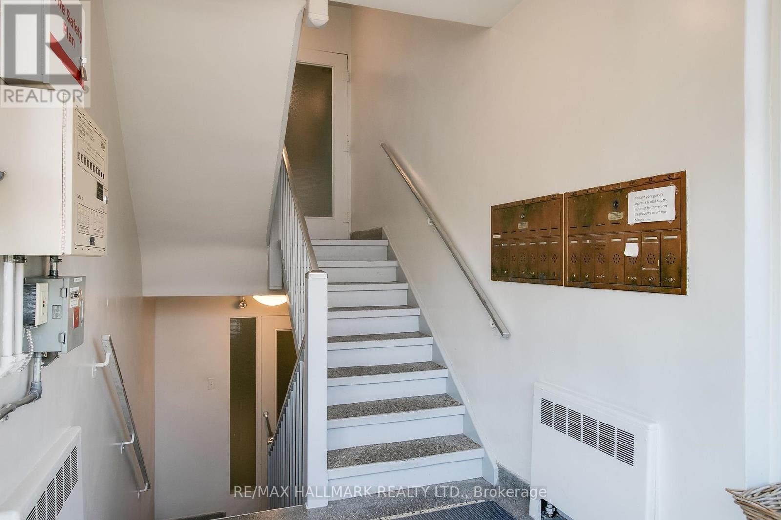 2 - 18 Kenrae Road, Toronto (Leaside), Ontario  M4G 1Y1 - Photo 2 - C12188294