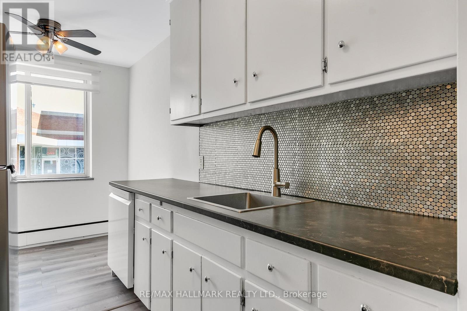 2 - 18 Kenrae Road, Toronto (Leaside), Ontario  M4G 1Y1 - Photo 8 - C12188294