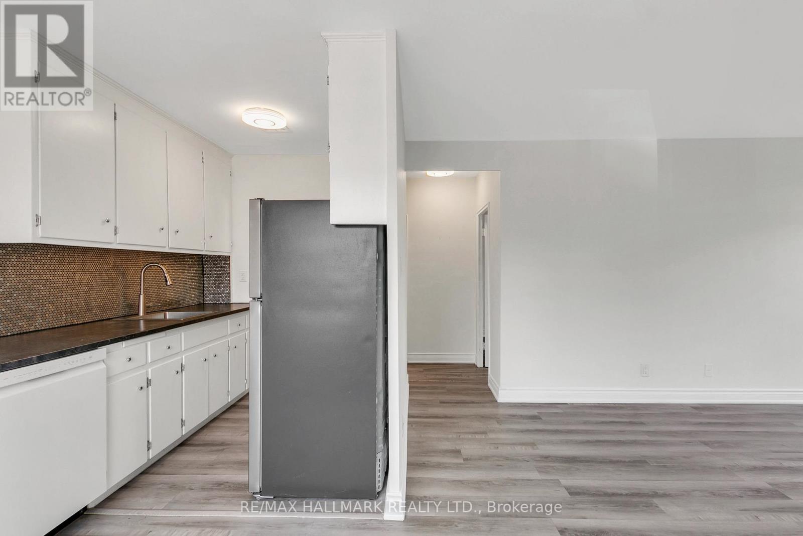 2 - 18 Kenrae Road, Toronto (Leaside), Ontario  M4G 1Y1 - Photo 9 - C12188294