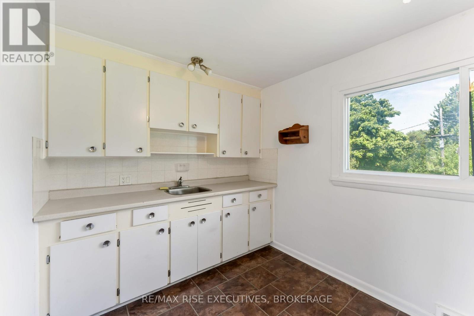 999 Portsmouth Avenue, Kingston (West Of Sir John A. Blvd), Ontario  K7M 1X2 - Photo 18 - X12188391
