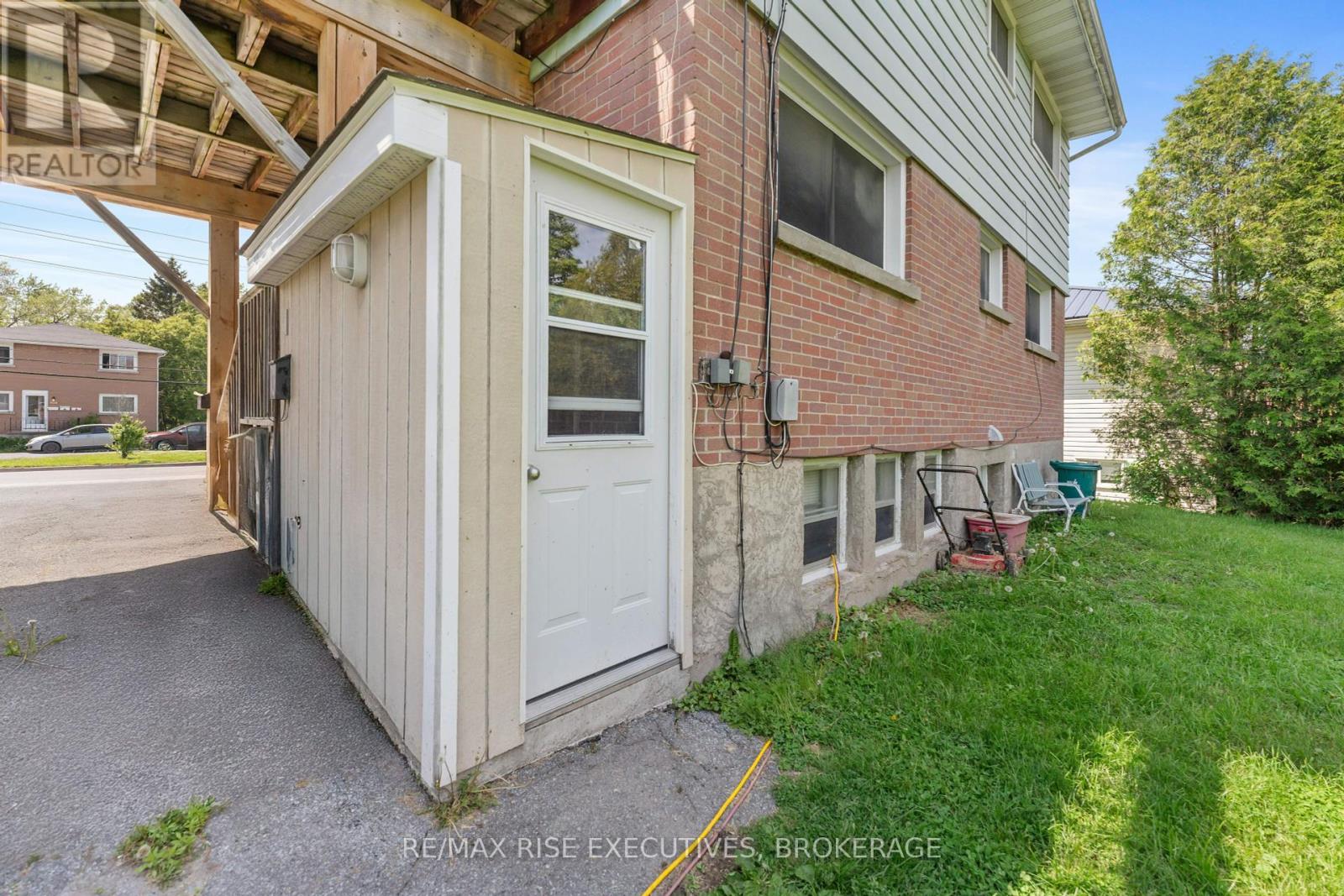 999 Portsmouth Avenue, Kingston, Ontario  K7M 1X2 - Photo 2 - X12188391