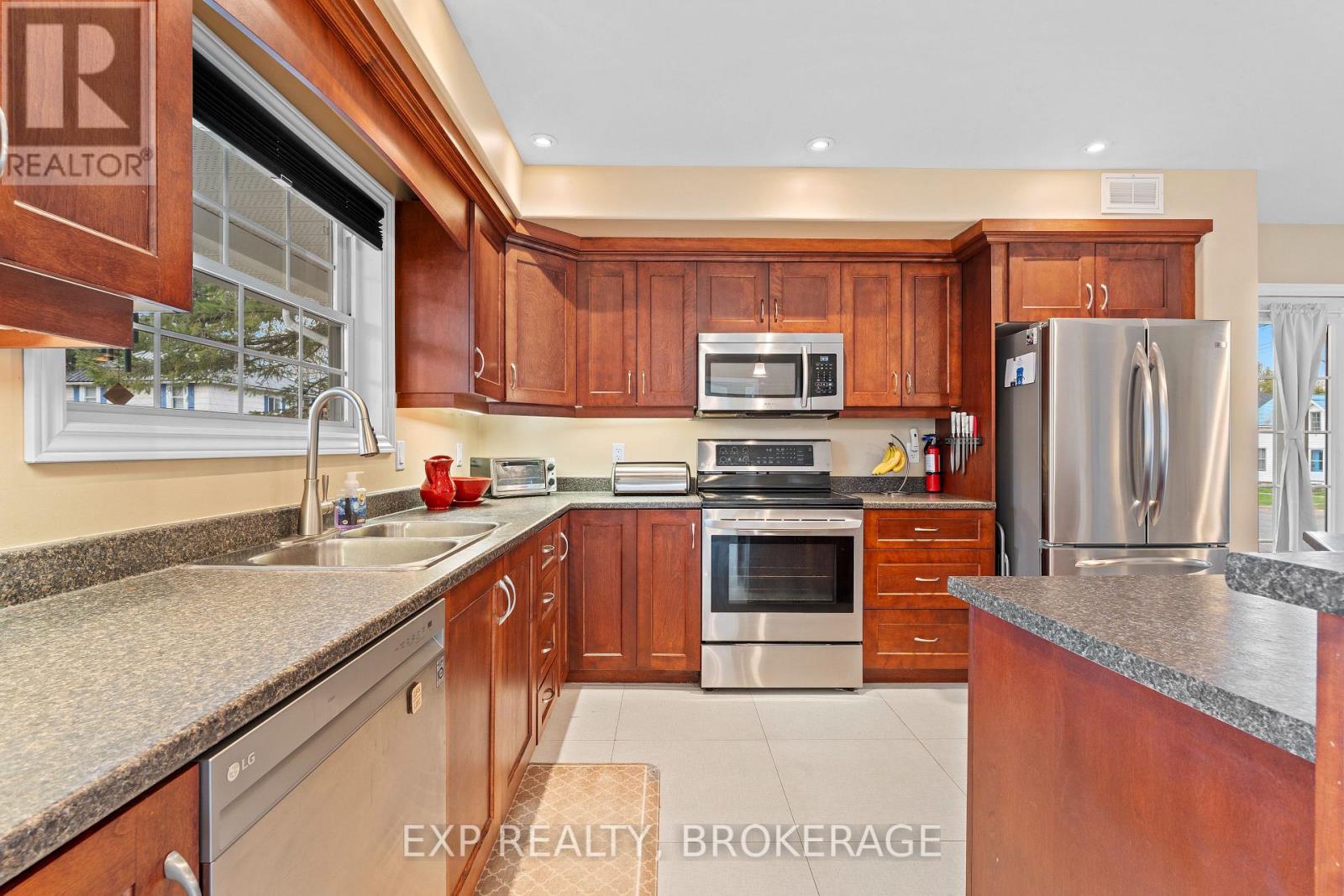 66 King Street, Rideau Lakes, Ontario  K0E 1G0 - Photo 14 - X12188469