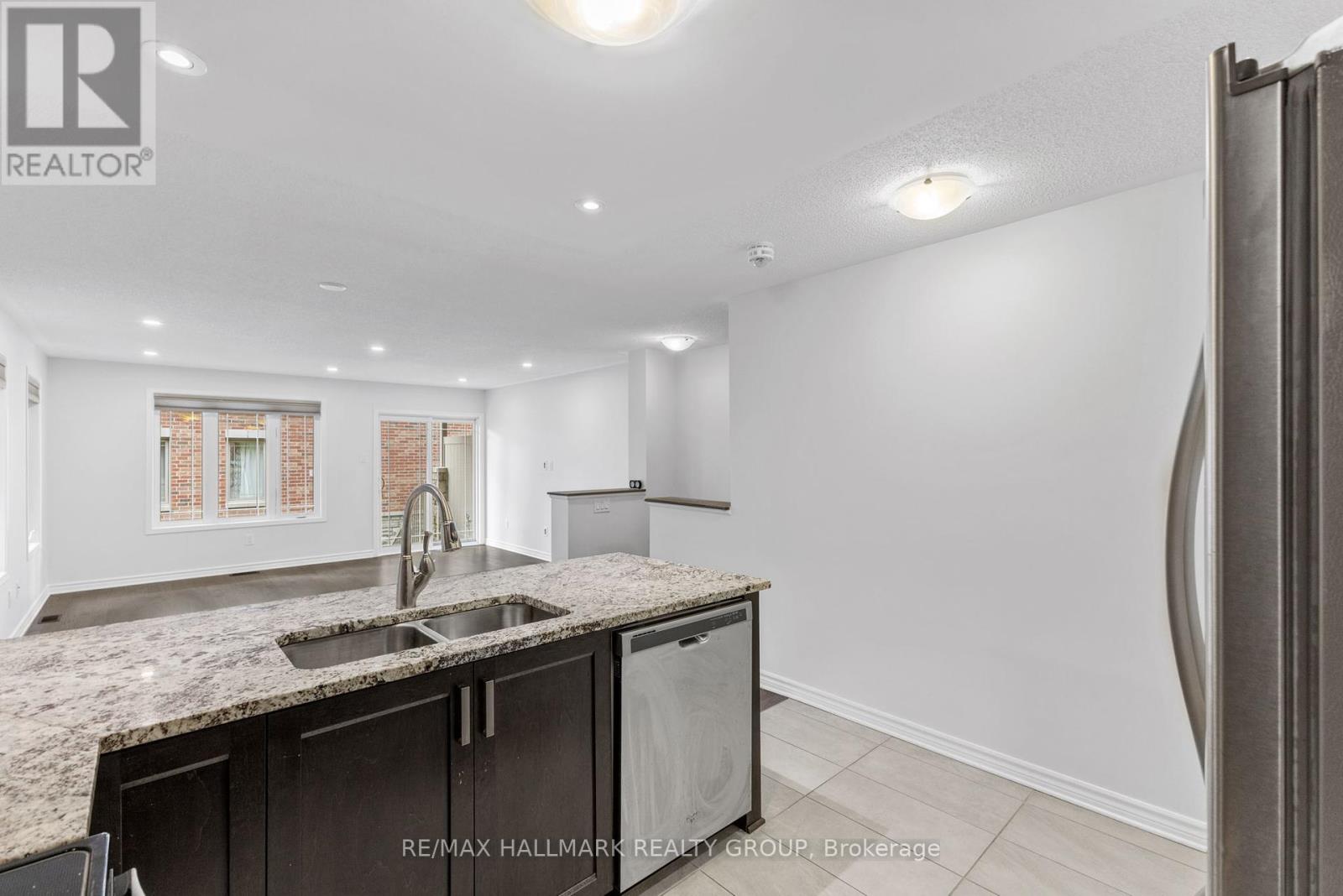 648 Danaca Private, Ottawa, Ontario  K1K 2V7 - Photo 10 - X12188445