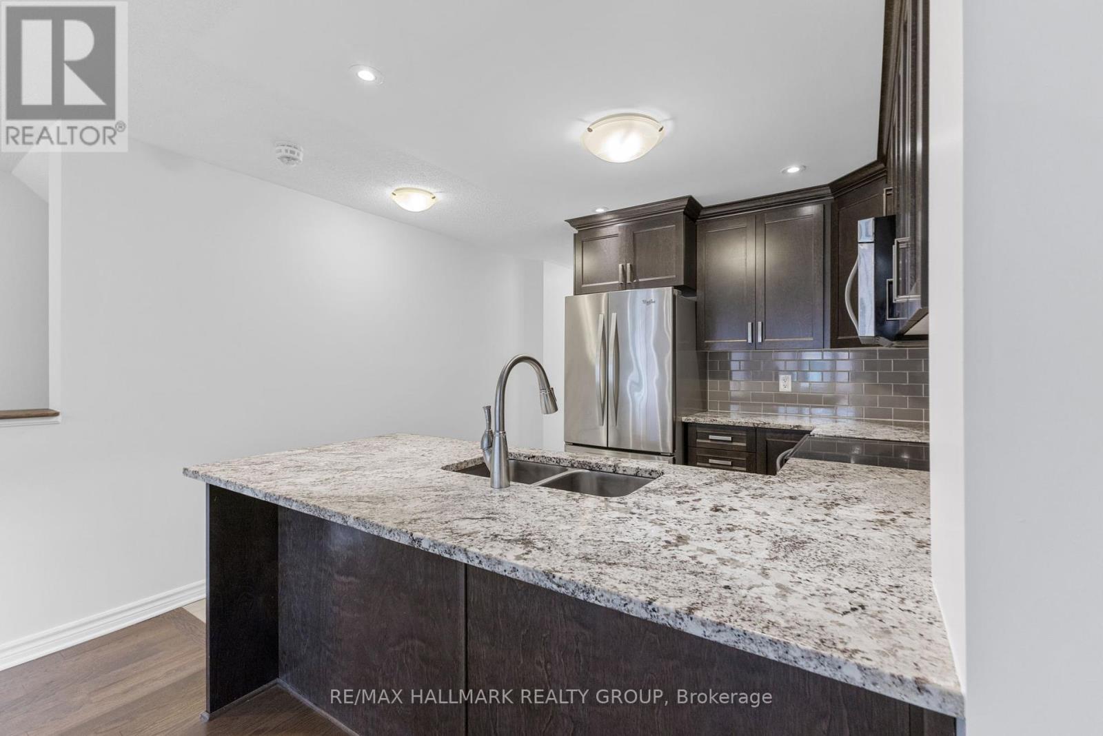 648 Danaca Private, Ottawa, Ontario  K1K 2V7 - Photo 11 - X12188445