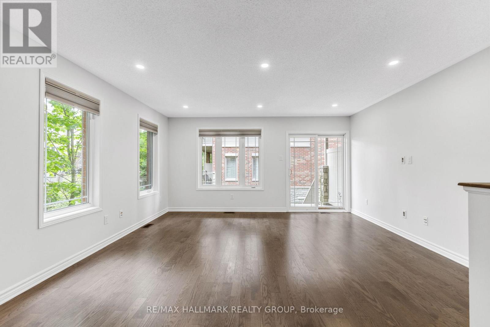 648 Danaca Private, Ottawa, Ontario  K1K 2V7 - Photo 16 - X12188445