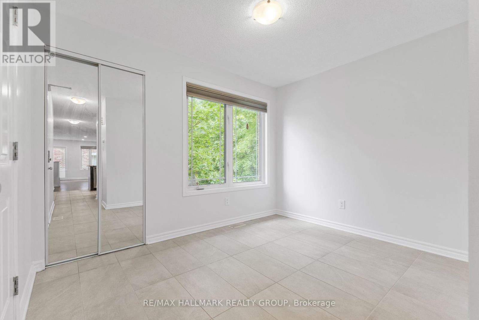 648 Danaca Private, Ottawa, Ontario  K1K 2V7 - Photo 2 - X12188445
