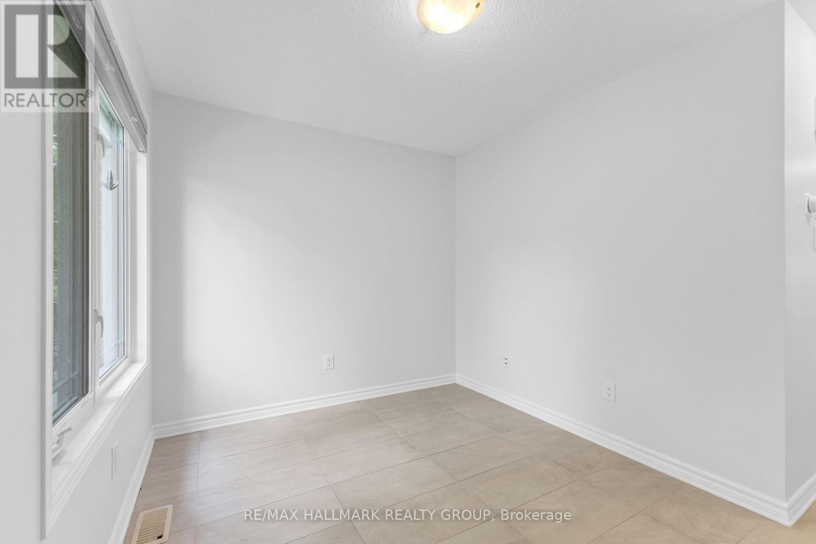 648 Danaca Private, Ottawa, Ontario  K1K 2V7 - Photo 3 - X12188445