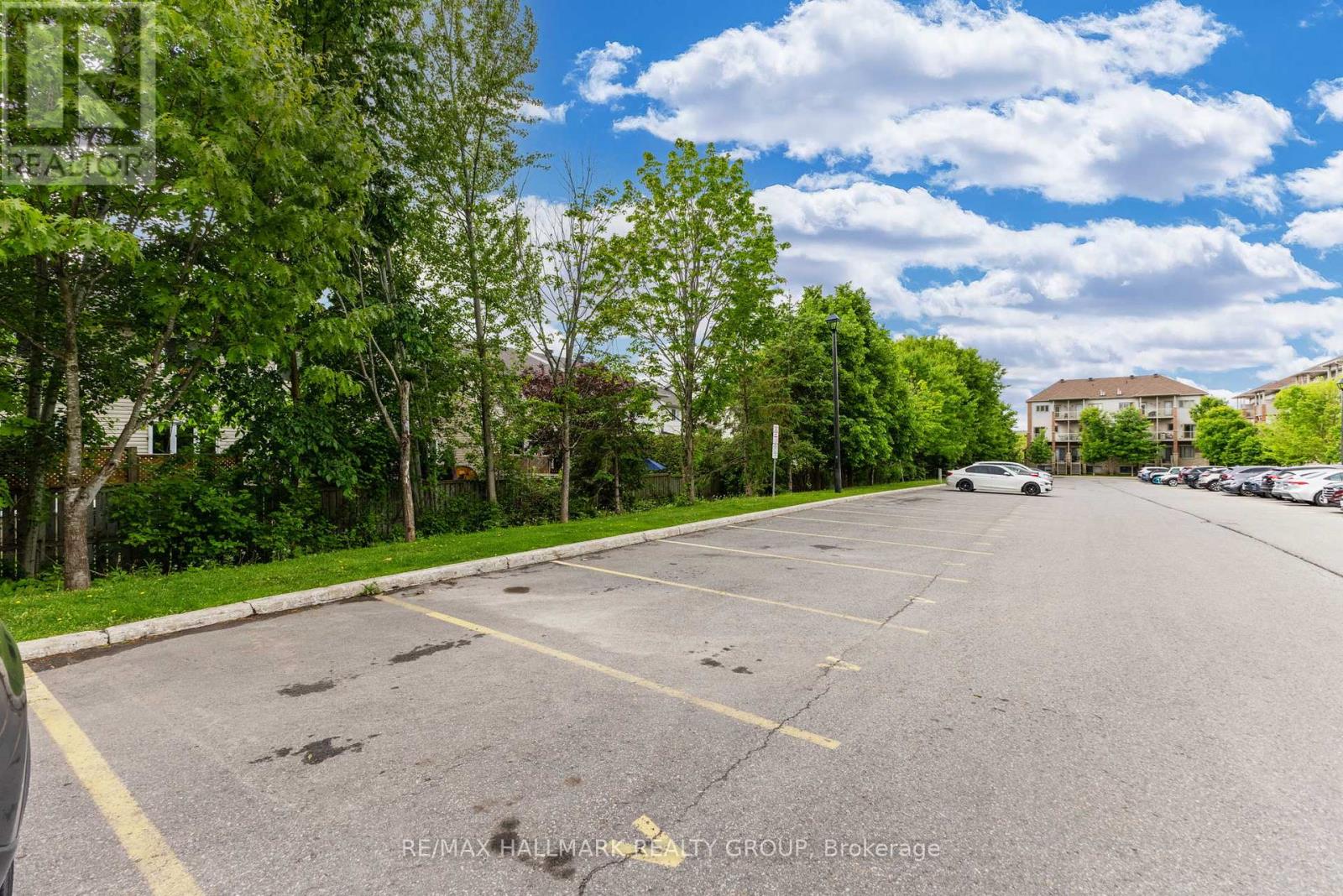 648 Danaca Private, Ottawa, Ontario  K1K 2V7 - Photo 34 - X12188445