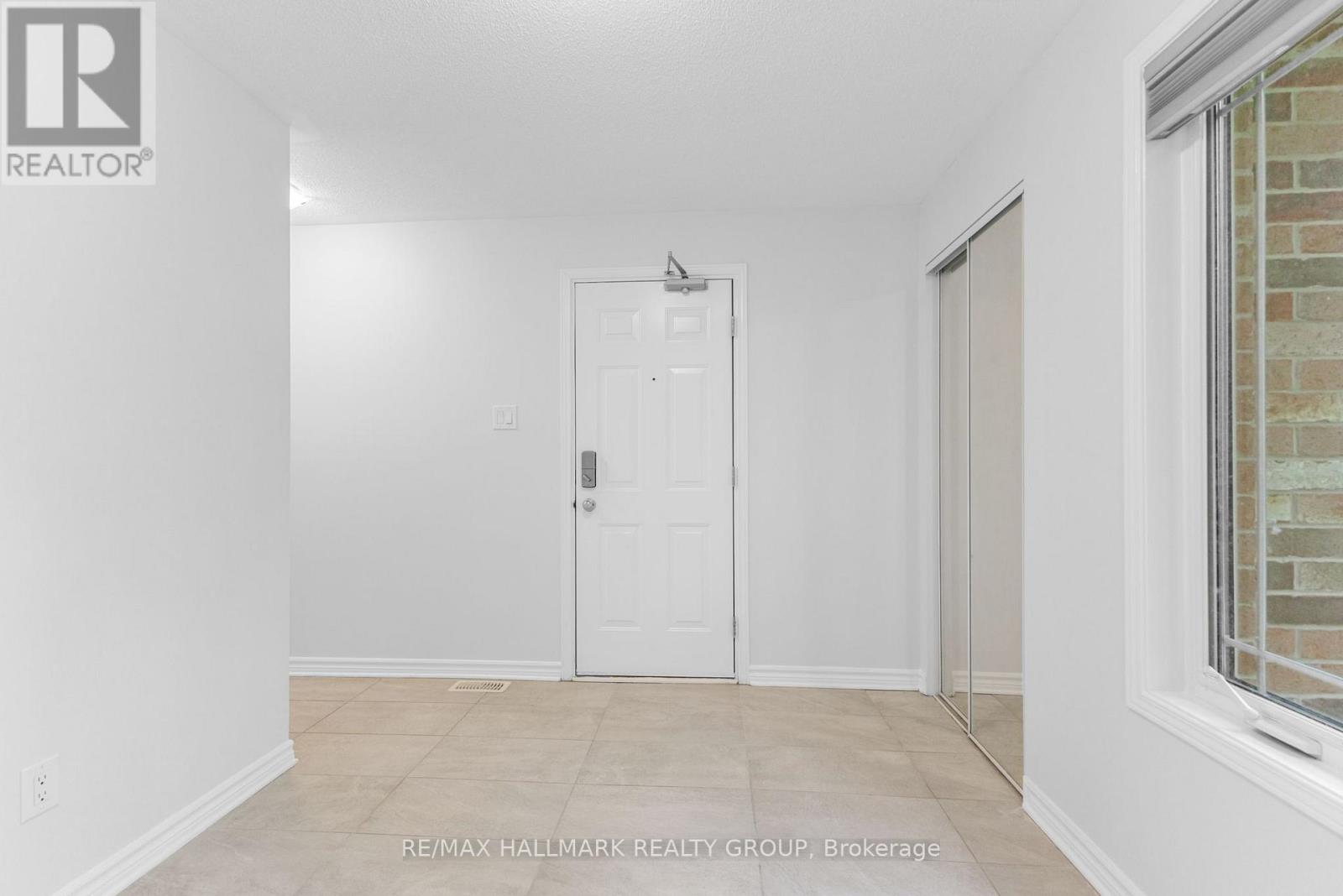 648 Danaca Private, Ottawa, Ontario  K1K 2V7 - Photo 4 - X12188445