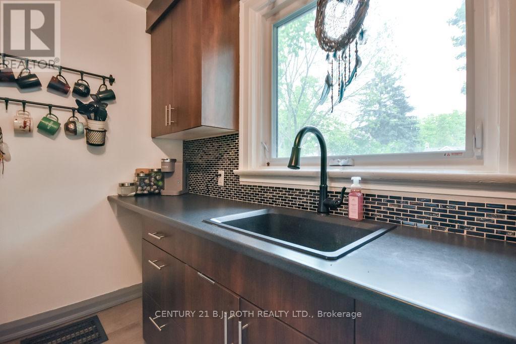 15 Thomson Street, Barrie (Queen's Park), Ontario  L4N 1X4 - Photo 10 - S12188354