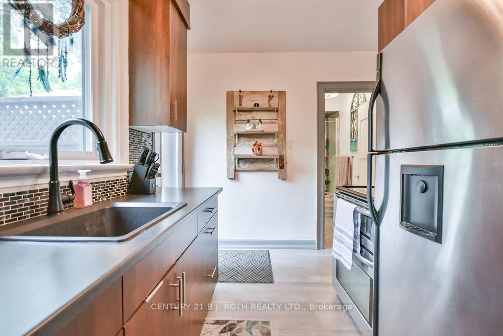 15 Thomson Street, Barrie (Queen's Park), Ontario  L4N 1X4 - Photo 11 - S12188354