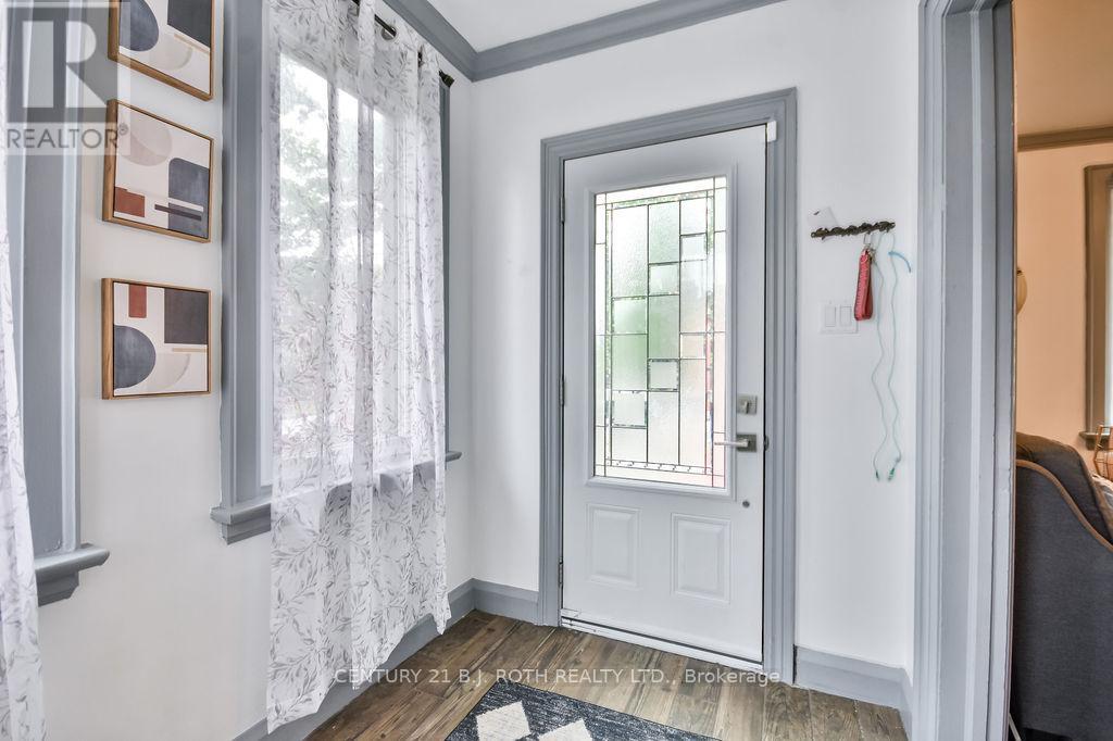 15 Thomson Street, Barrie (Queen's Park), Ontario  L4N 1X4 - Photo 3 - S12188354