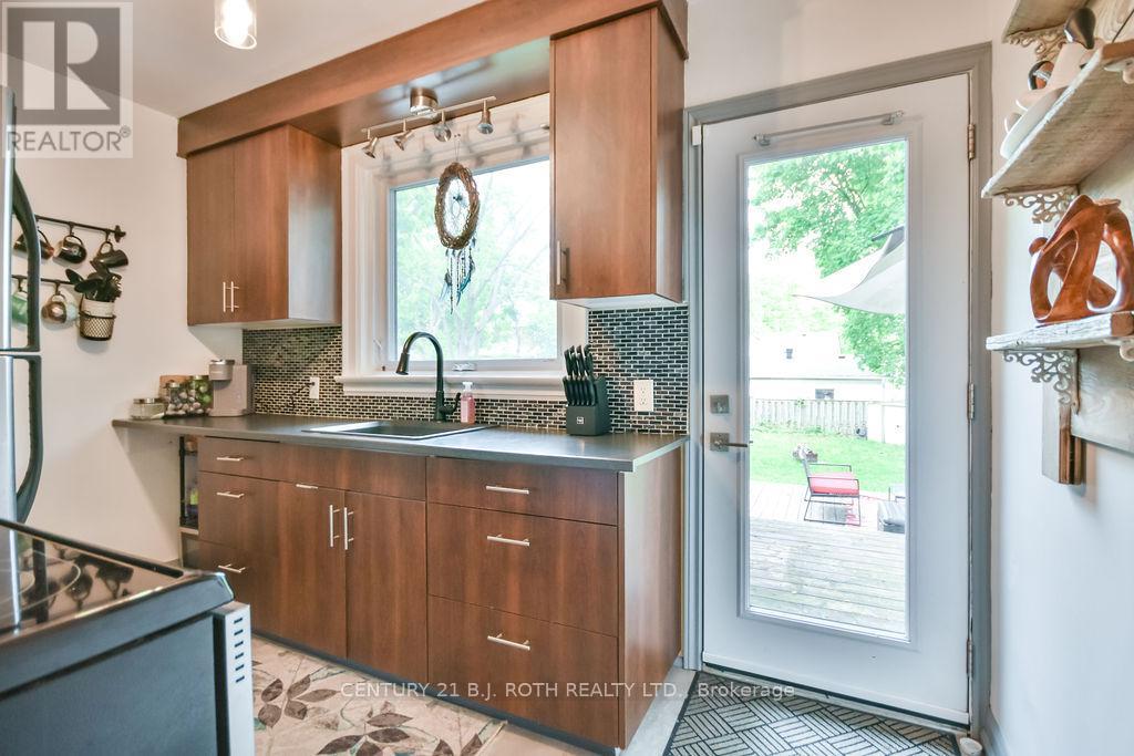15 Thomson Street, Barrie (Queen's Park), Ontario  L4N 1X4 - Photo 9 - S12188354