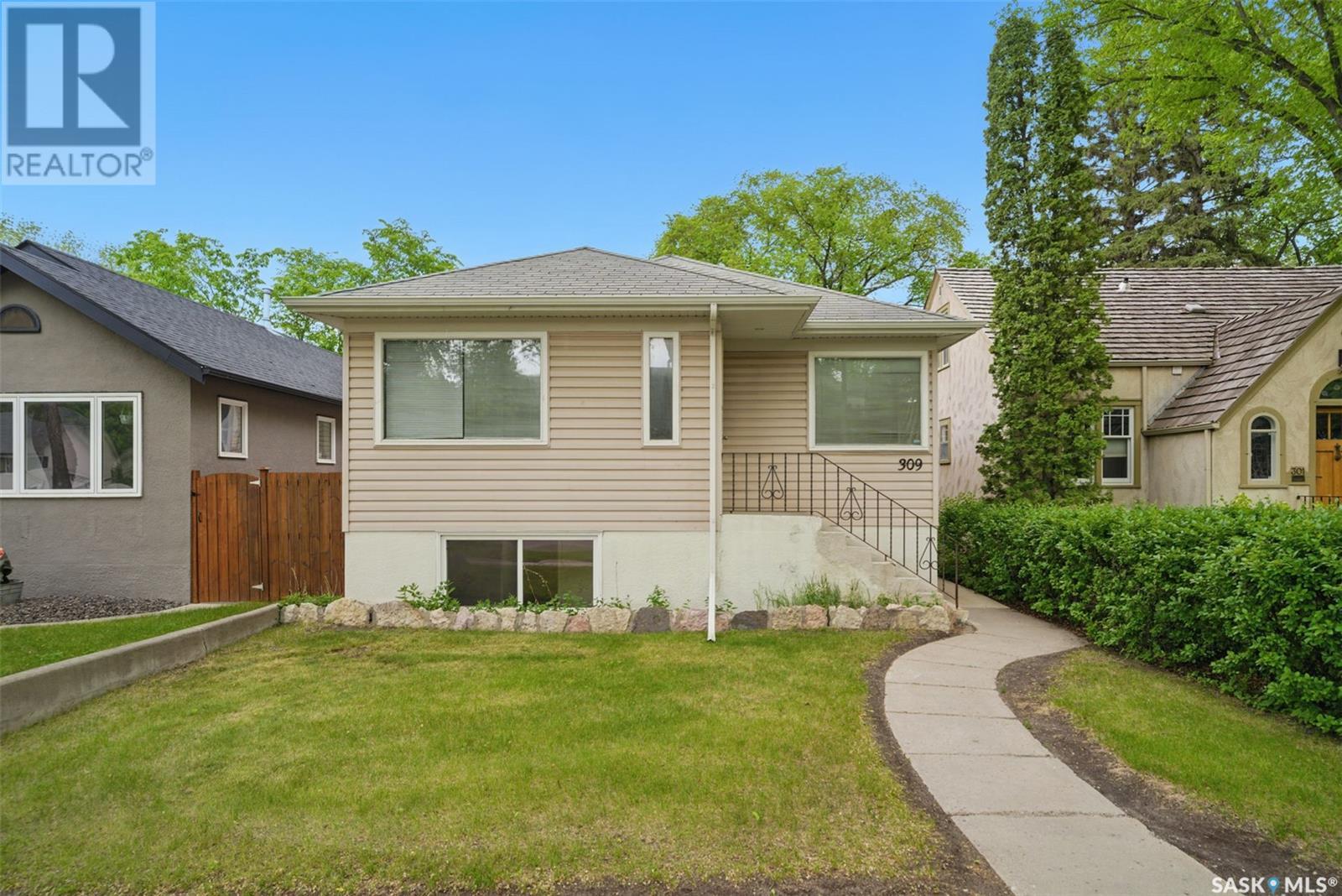 Property at 309 Bottomley AVENUE N image 1