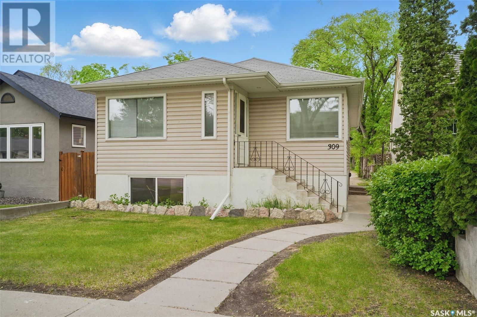 Property at 309 Bottomley AVENUE N image 2