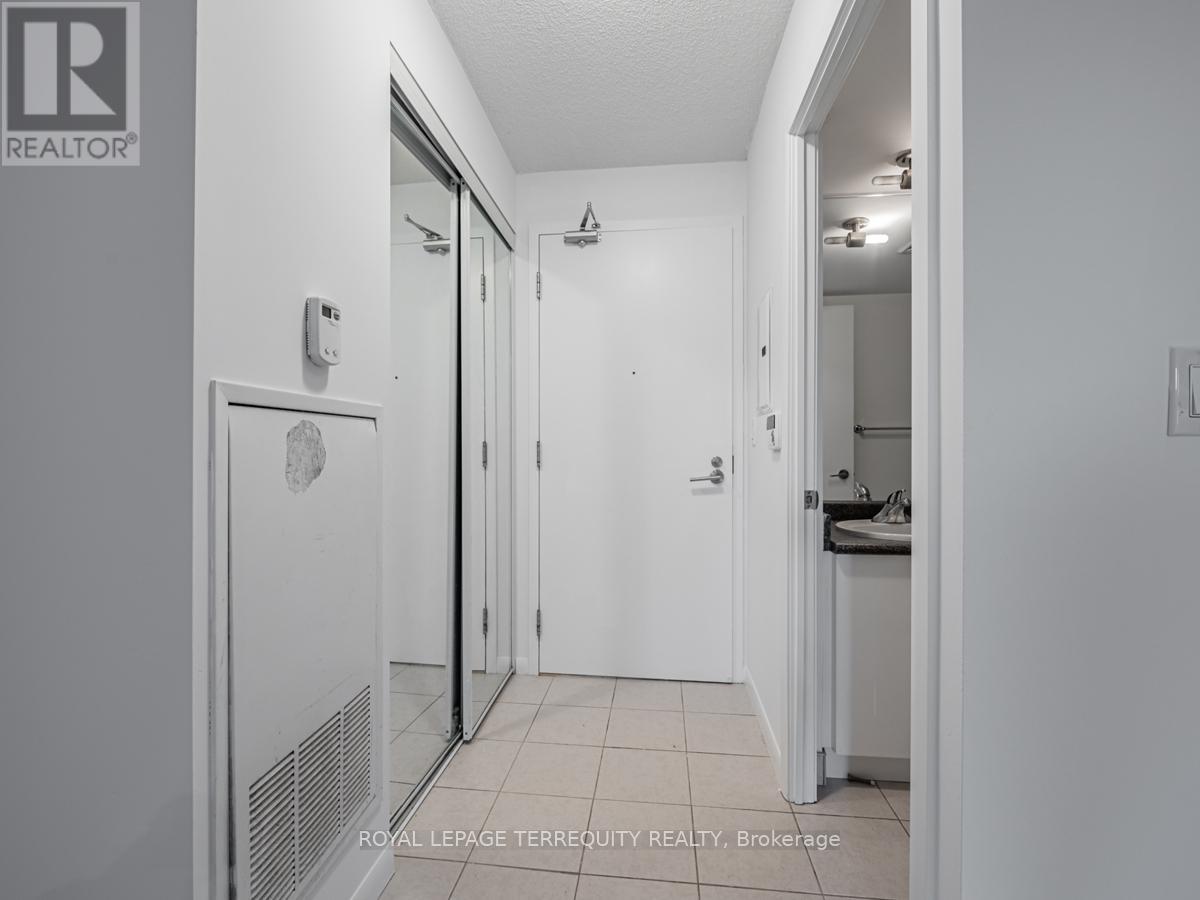 658 - 209 Fort York Boulevard, Toronto, Ontario  M5V 4A1 - Photo 2 - C12188560