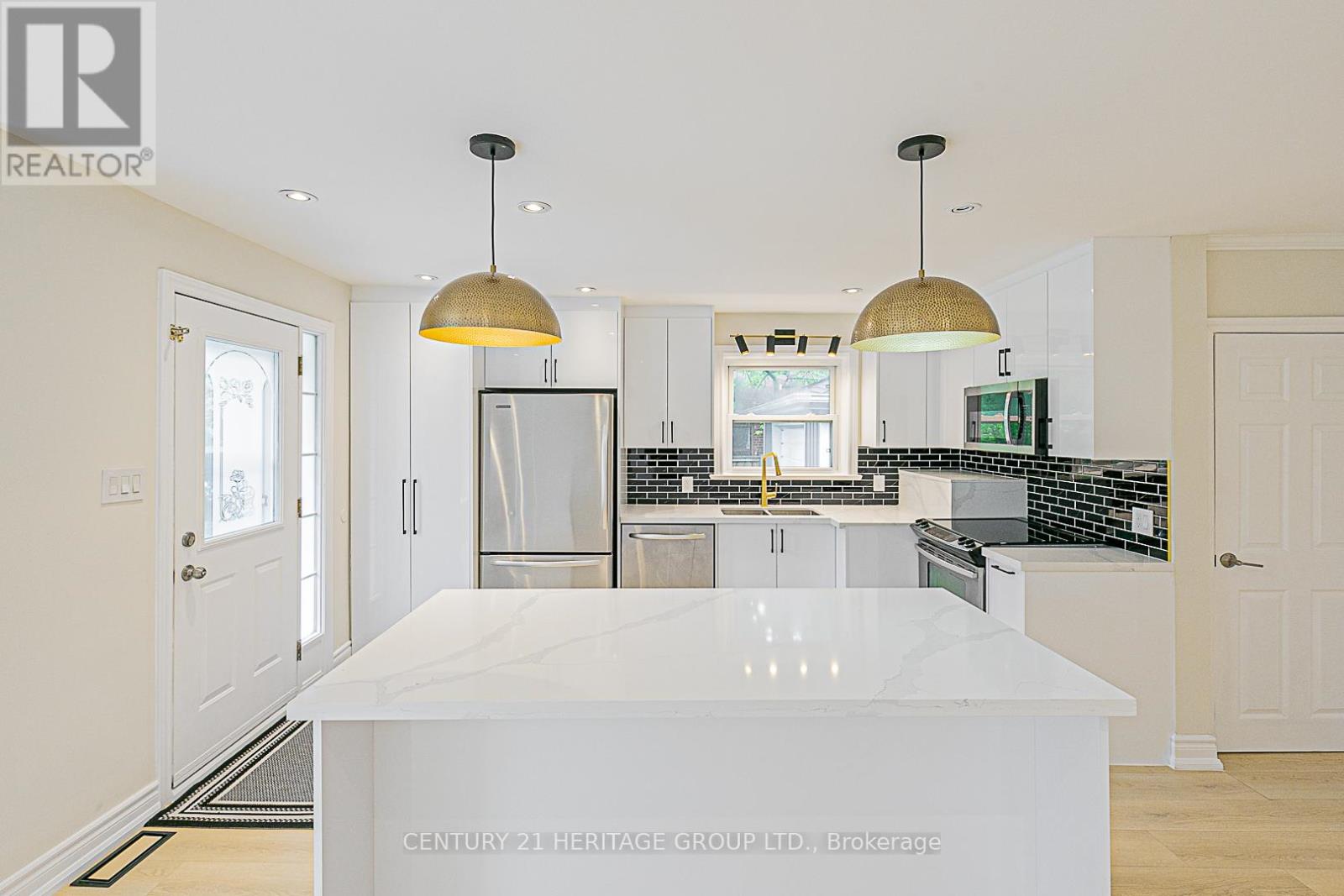 893 Srigley Street, Newmarket (Gorham-College Manor), Ontario  L3Y 1Y2 - Photo 4 - N12188367