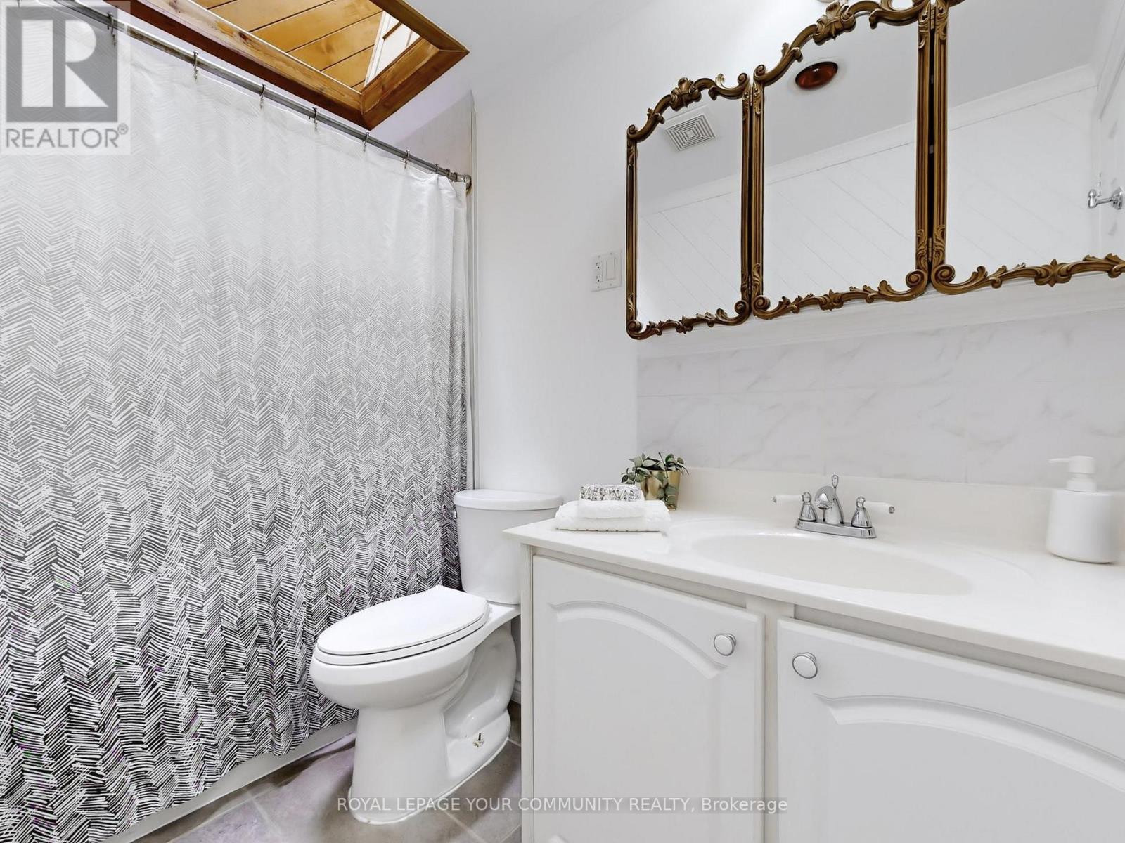 4 Kitsilano Crescent, Richmond Hill, Ontario  L4C 5A5 - Photo 16 - N12188419