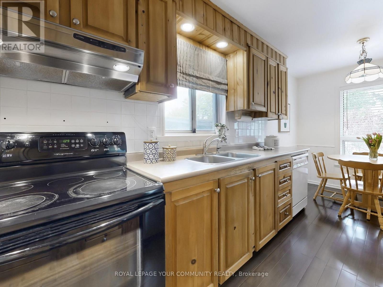 4 Kitsilano Crescent, Richmond Hill, Ontario  L4C 5A5 - Photo 9 - N12188419