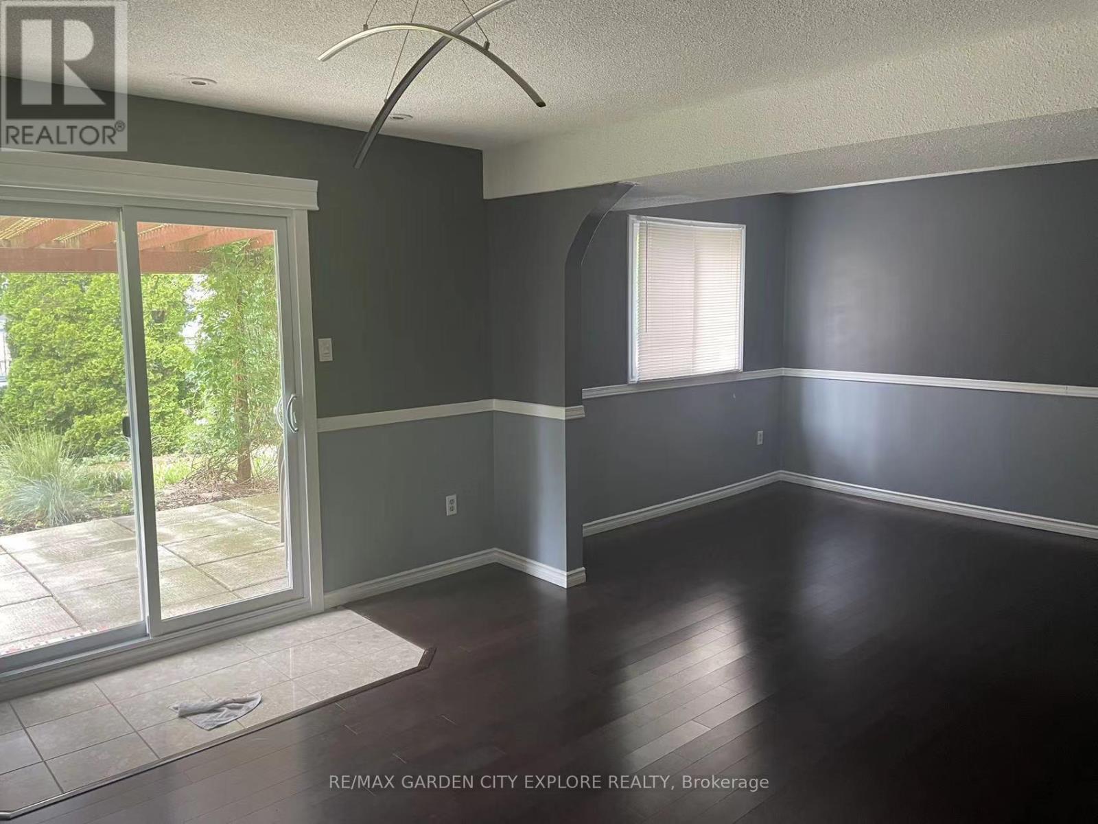 20 Naples Court, Thorold (Confederation Heights), Ontario  L2V 4S7 - Photo 2 - X12188646