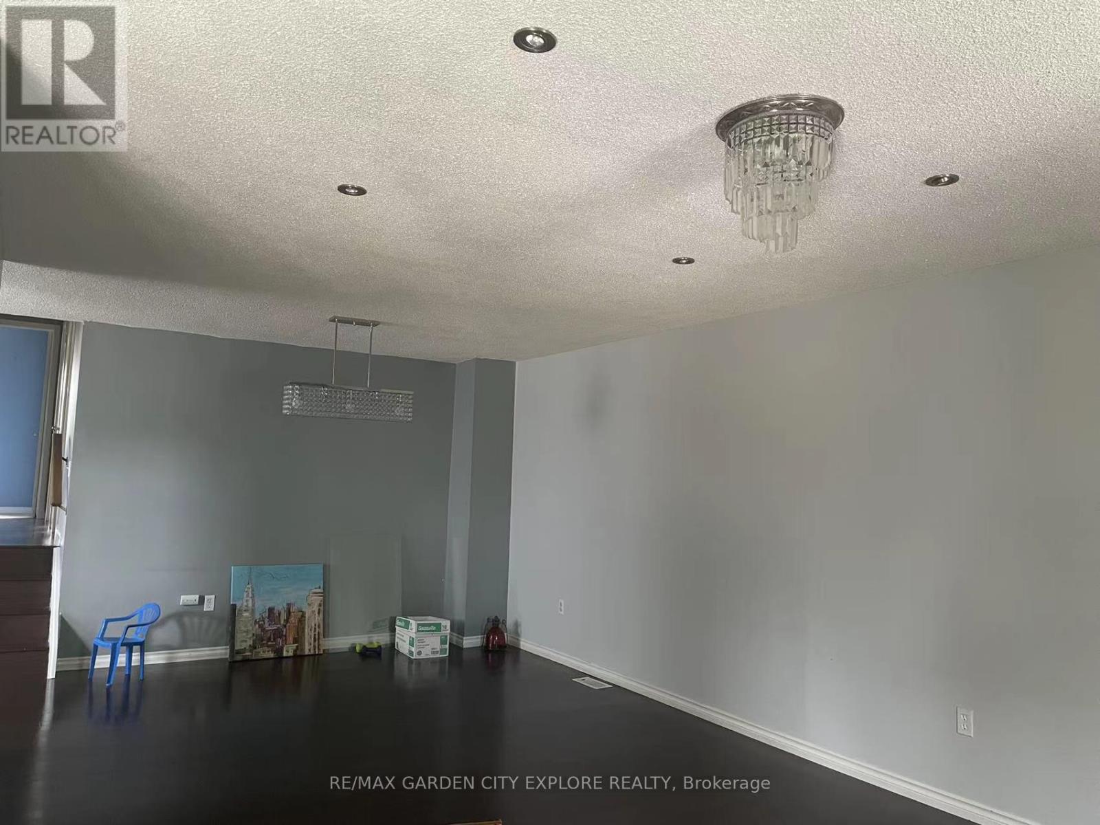 20 Naples Court, Thorold (Confederation Heights), Ontario  L2V 4S7 - Photo 3 - X12188646