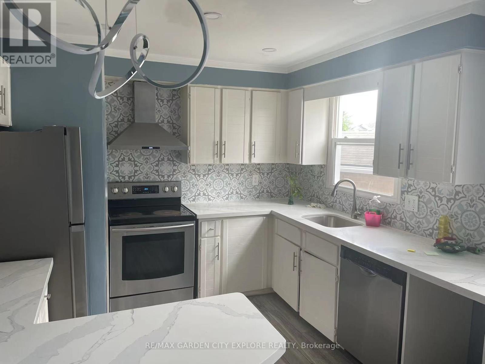 20 Naples Court, Thorold (Confederation Heights), Ontario  L2V 4S7 - Photo 4 - X12188646