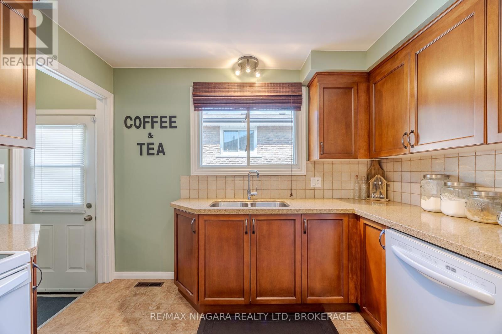 42 Seymour Avenue, St. Catharines, Ontario  L2P 1A7 - Photo 8 - X12188695