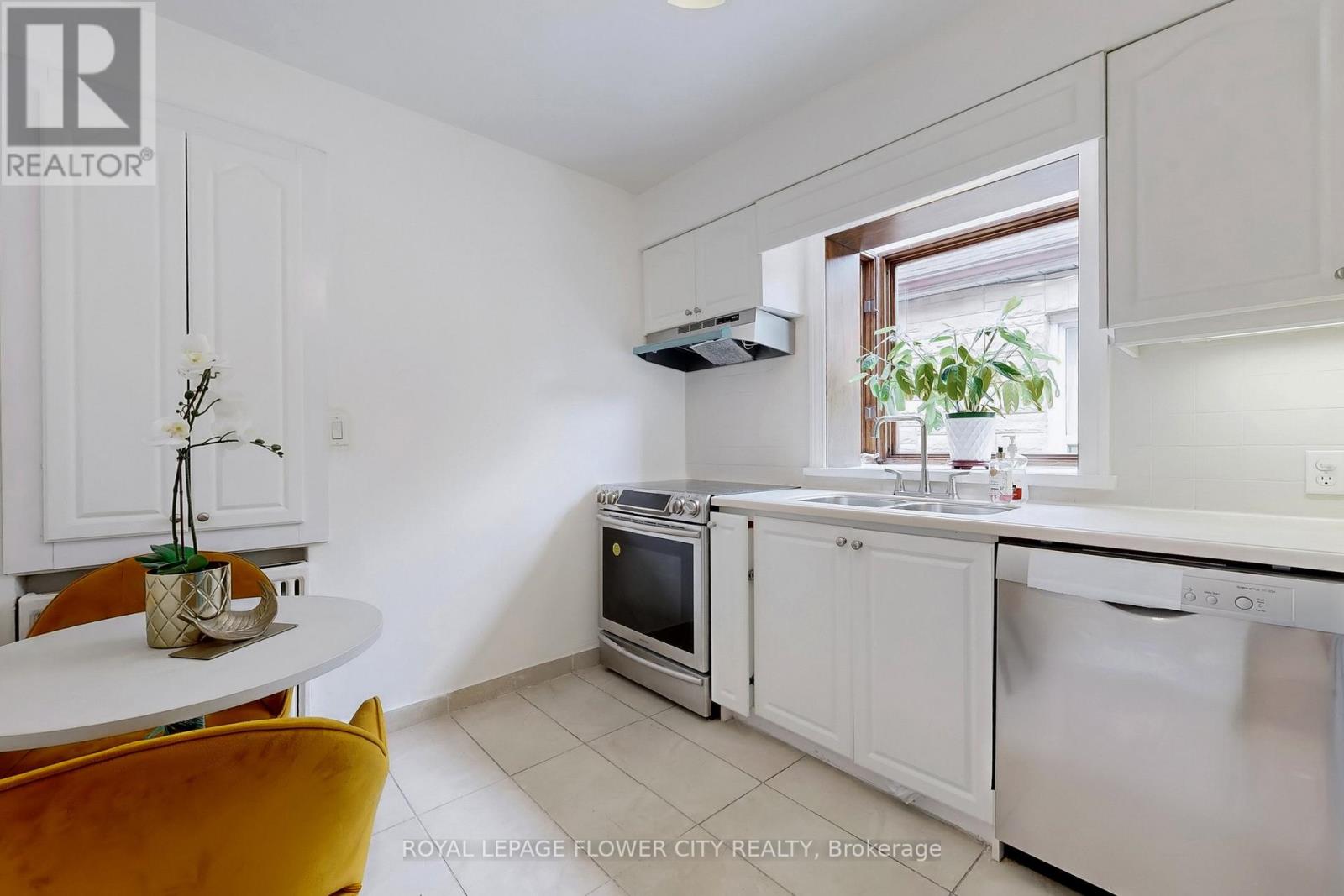 105 Livingstone Avenue, Toronto, Ontario  M6E 2L7 - Photo 17 - W12164232