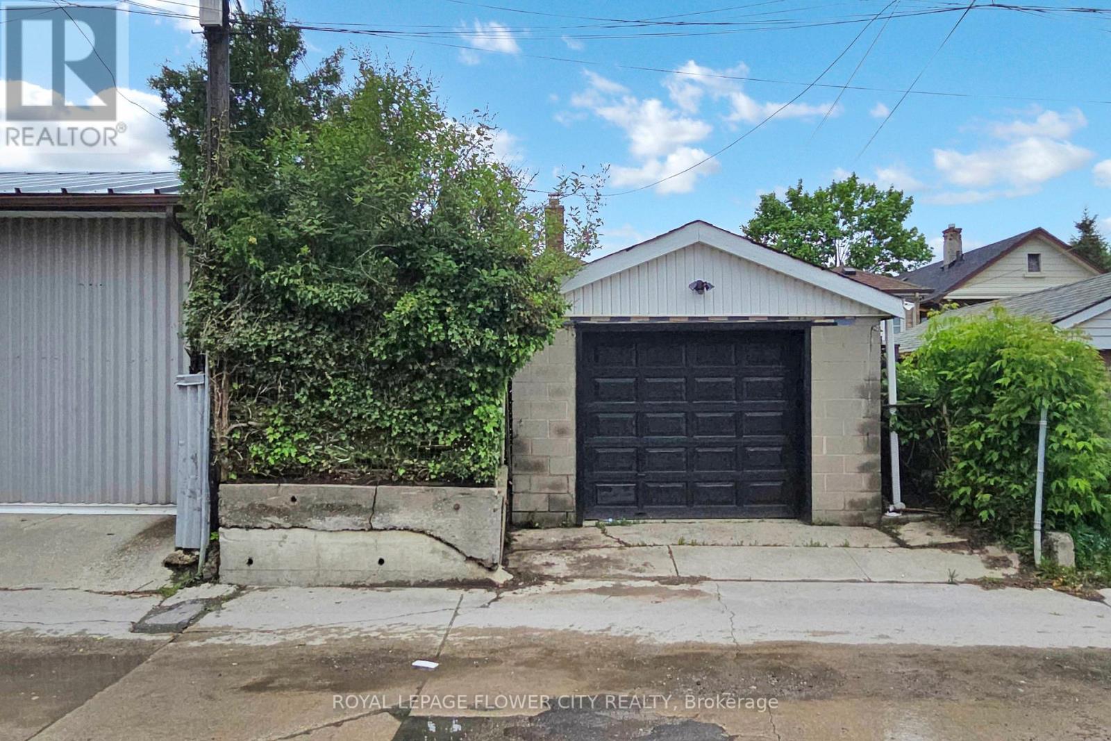 105 Livingstone Avenue, Toronto, Ontario  M6E 2L7 - Photo 39 - W12164232