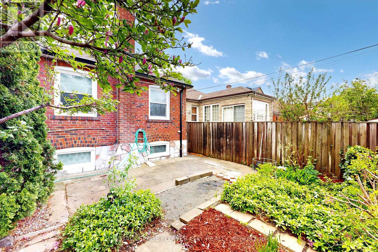 105 Livingstone Avenue, Toronto, Ontario  M6E 2L7 - Photo 37 - W12164232