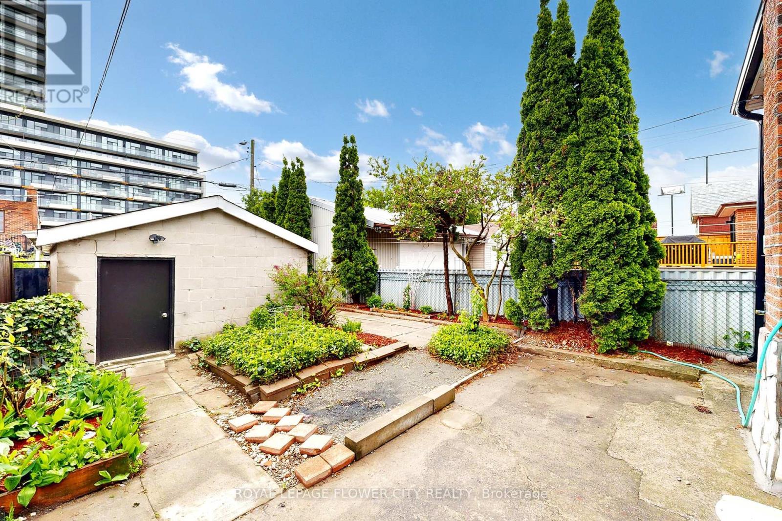 105 Livingstone Avenue, Toronto, Ontario  M6E 2L7 - Photo 36 - W12164232