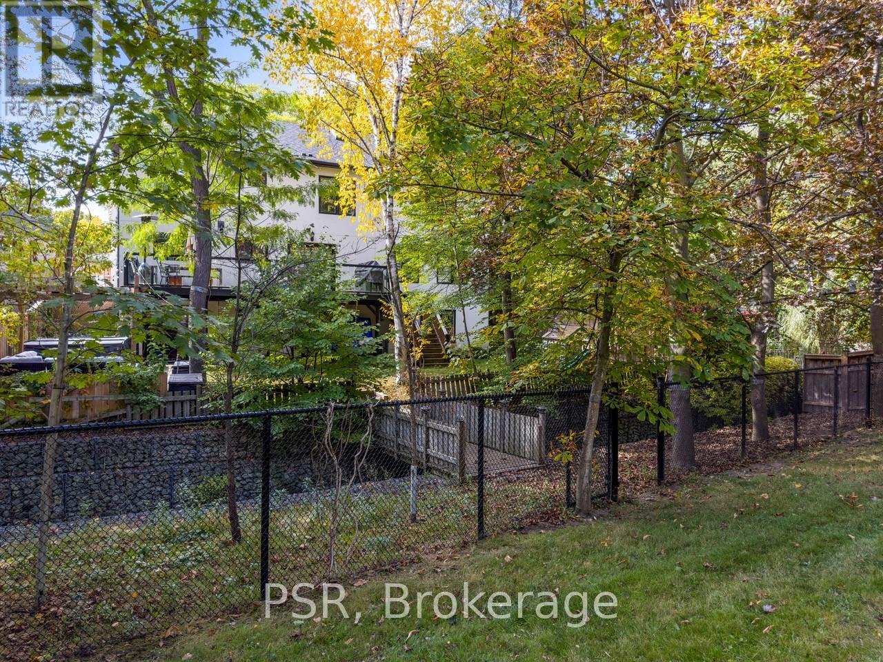 1605 Calverton Court, Mississauga, Ontario  L5G 2W4 - Photo 2 - W12188382