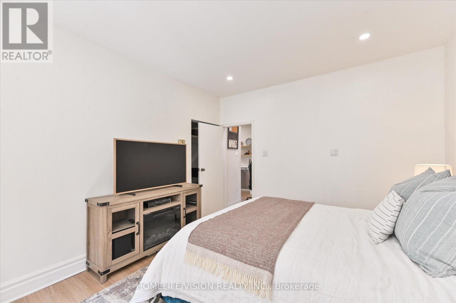 406 Nairn Avenue, Toronto (Caledonia-Fairbank), Ontario  M6E 4J3 - Photo 17 - W12188385