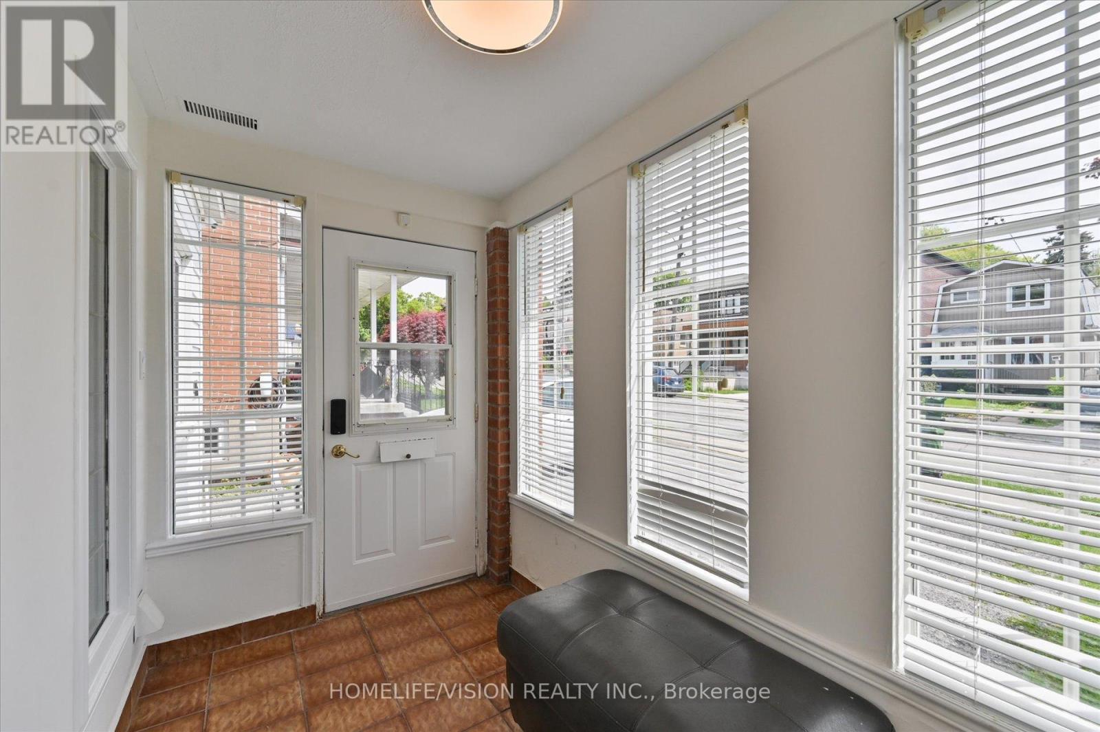 406 Nairn Avenue, Toronto (Caledonia-Fairbank), Ontario  M6E 4J3 - Photo 5 - W12188385