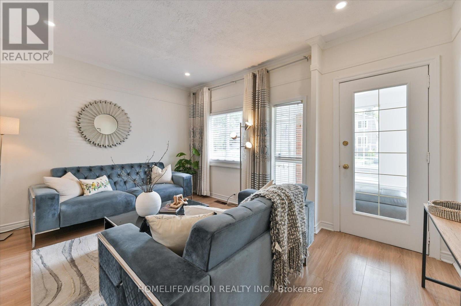 406 Nairn Avenue, Toronto (Caledonia-Fairbank), Ontario  M6E 4J3 - Photo 6 - W12188385