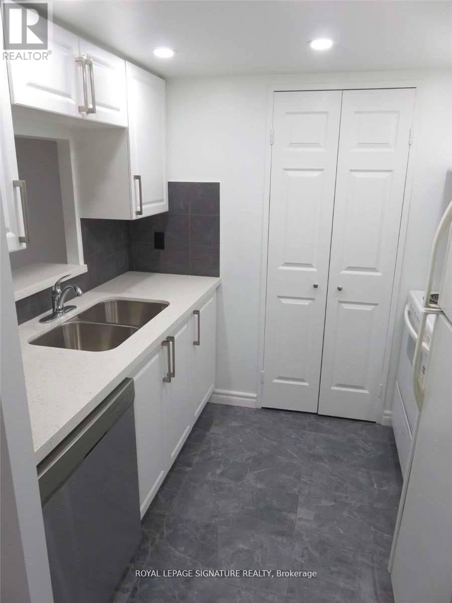 801 - 285 Enfield Place, Mississauga, Ontario  L5B 3Y6 - Photo 3 - W12188388