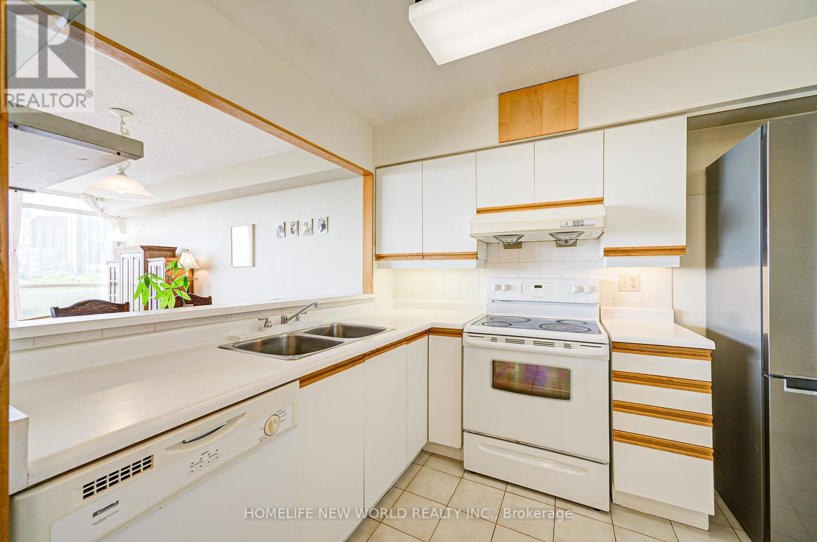 1002 - 55 Elm Drive W, Mississauga, Ontario  L5B 3Z3 - Photo 7 - W12188399