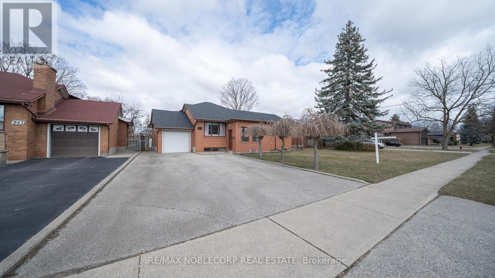 253 Mcgill Street N, Mississauga, Ontario  L5A 1V3 - Photo 1 - W12188402