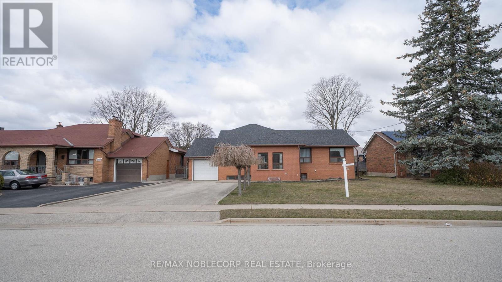 253 Mcgill Street N, Mississauga, Ontario  L5A 1V3 - Photo 2 - W12188402