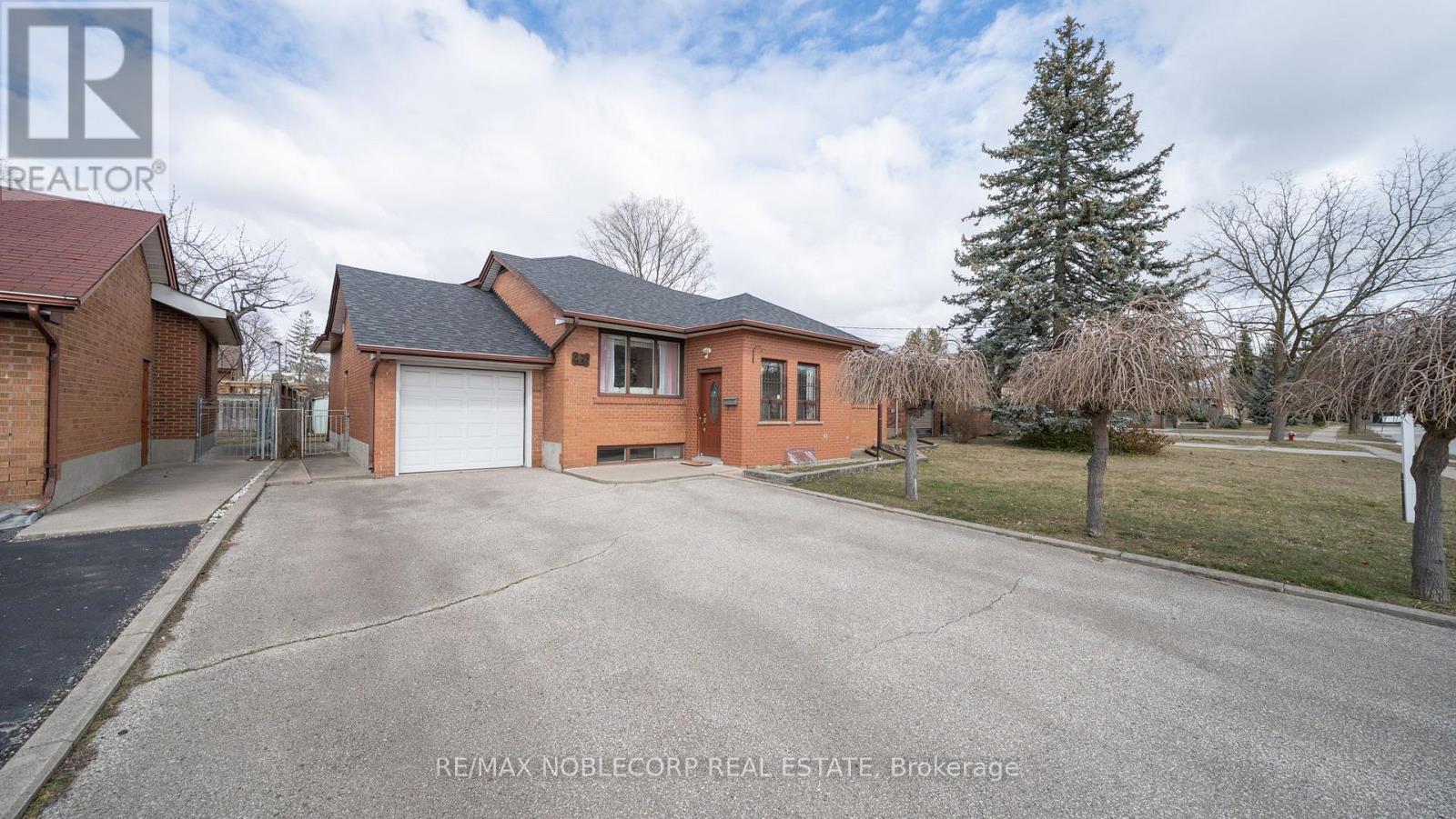 253 Mcgill Street N, Mississauga, Ontario  L5A 1V3 - Photo 4 - W12188402