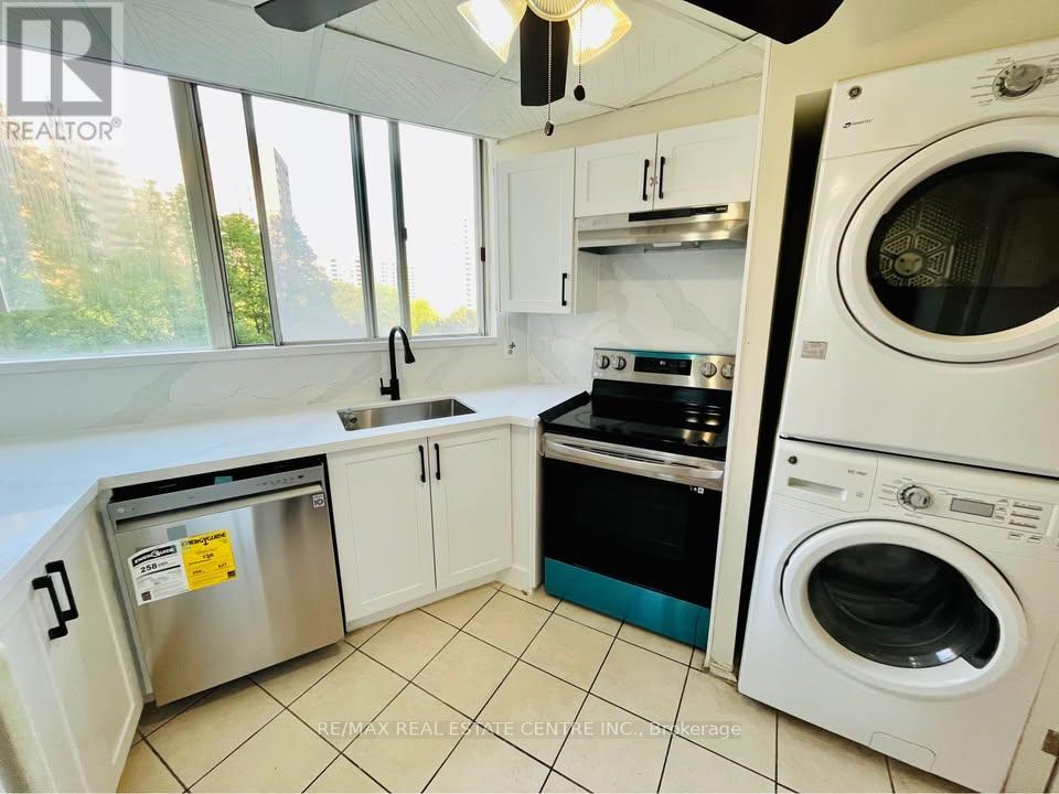 501 - 3700 Kaneff Crescent, Mississauga (Mississauga Valleys), Ontario  L5A 4B8 - Photo 4 - W12188422